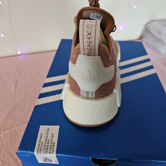 Brand new in box Womens Adidas sneakers size 9.5 - Picture 4 of 5